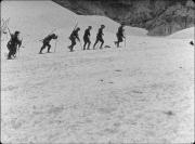 En file indienne sur les glaciers avec les raquettes, montée